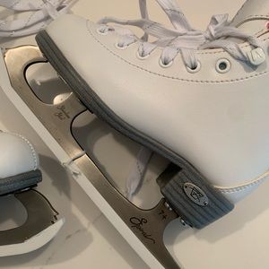Ridelle ice skates